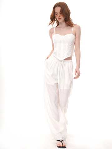 yoligex Top 'White Floral Embroidery Corset Cami Top, Sweetheart Neck Boned Curved Hem Bustier Crop Top' in White