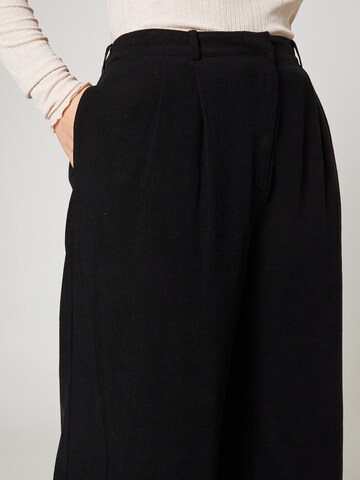 Wide leg Pantaloni con pieghe 'Elisa' di A LOT LESS in nero