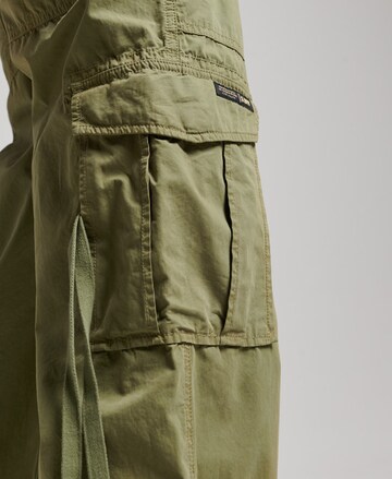 Superdry Wide Leg Cargohose in Grün