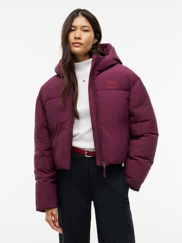 Tommy Jeans Χειμερινό μπουφάν σε λιλά: μπροστά
