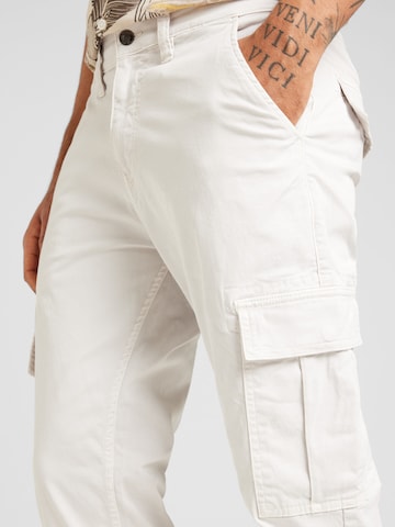 GUESS tavaline Klapptaskutega püksid 'LONTA CLASSIC', värv valge