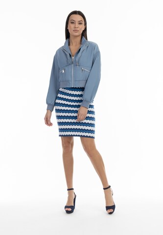 faina Rok in Blauw