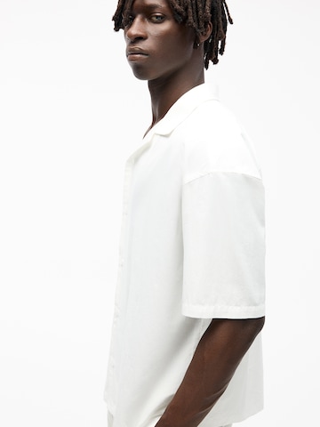 Fit confort Chemise Pull&Bear en blanc