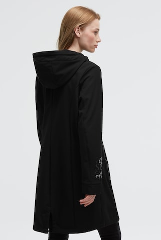 Soccx Lange Softshelljacke mit Kapuze und Logo Artworks in Schwarz