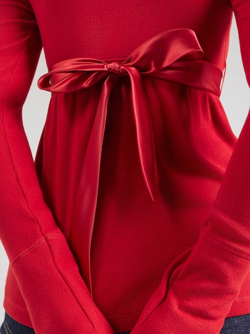 Tricou de la HOLLISTER pe roșu