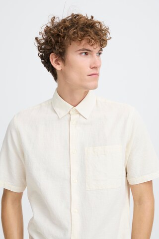 Coupe regular Chemise ' CFAaberg Structured ' Casual Friday en blanc