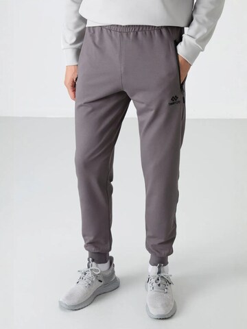 Tommy Life Workout Pants 'Jogginghose' in Grey: front