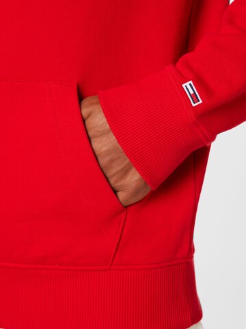 Sweat-shirt 'Essential' Tommy Jeans en rouge