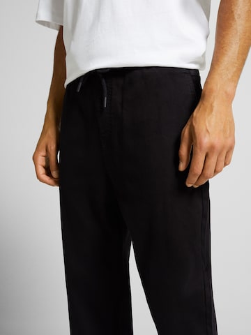 Bershka Дънки Tapered Leg Дънки в черно