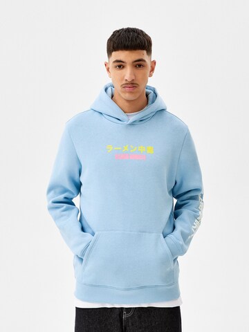 Bershka Sweatshirt in Blauw: voorkant