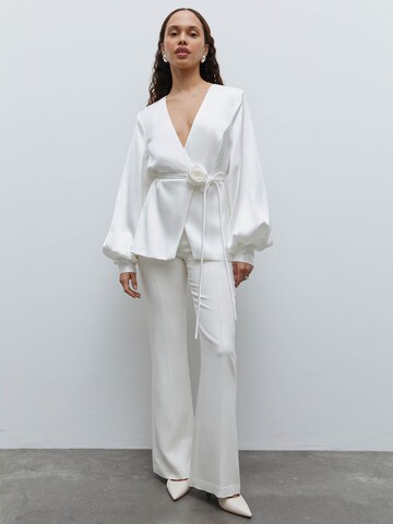 Flared Pantaloni di Fleur by Kaviar Gauche in bianco