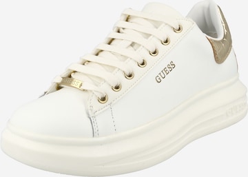 GUESS حذاء رياضي بلا رقبة 'SALERNO' بلون أبيض: الأمام