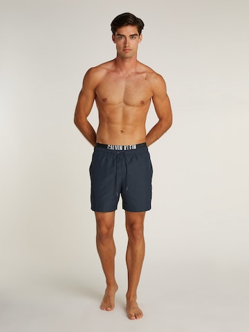 Calvin Klein Swimwear - Bermudas en azul