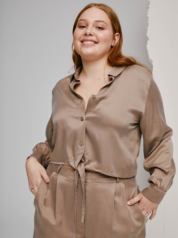 Camicia da donna 'Betty' di A LOT LESS in marrone: frontale