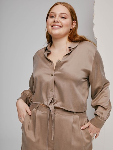 A LOT LESS Blouse 'Betty' in Brown: front