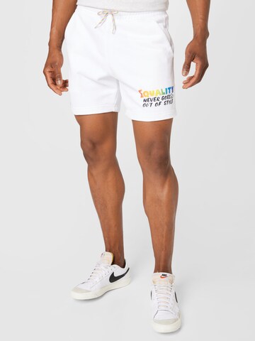 LEVI'S ® Regular Shorts 'Levi's® Unisex Pride Graphic Sweatshorts' in Weiß: predná strana