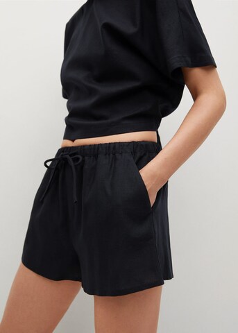 MANGO Regular Shorts 'Cris' in Schwarz: predná strana