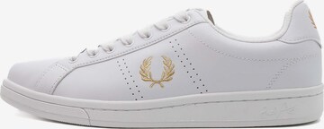 Fred Perry Sneakers in White: front