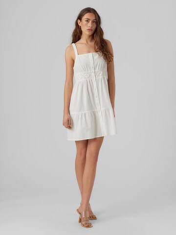 Vero Moda Petite Лятна рокля 'MILAN' в бяло