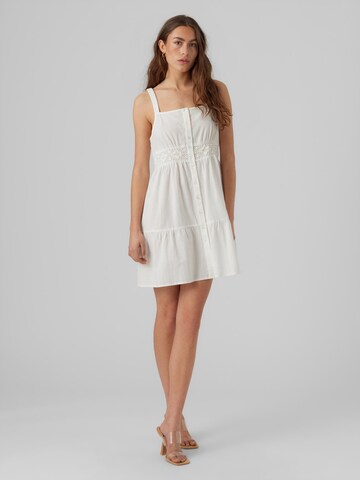 Vero Moda Petite - Vestido de verano 'MILAN' en blanco