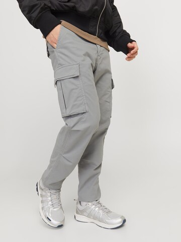 Tapered Pantaloni cargo 'JPSTAce JJTucker' di JACK & JONES in grigio