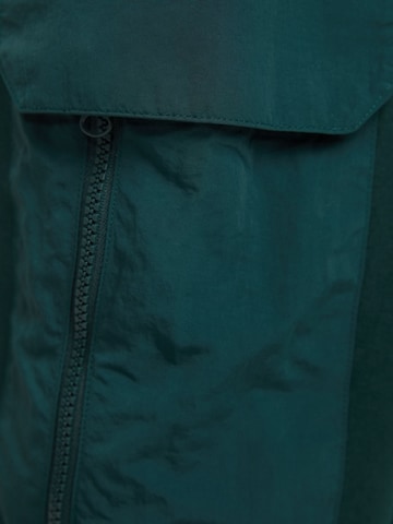 Bershka Ozke Kargo hlače | zelena barva
