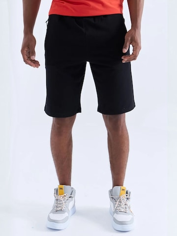 Tommy Life Regular Broek in Zwart: voorkant