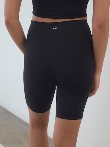 self. Skinny Shorts in Schwarz