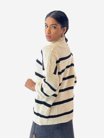 Pullover di Elara in beige