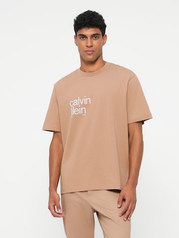 Calvin Klein Jeans - Camiseta '20S IO' en beige: atrás