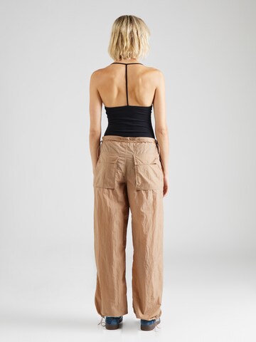 Regular Pantalon Nasty Gal en marron