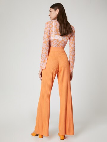 florence by mills exclusive for ABOUT YOU - Loosefit Pantalón 'Brisk' en naranja