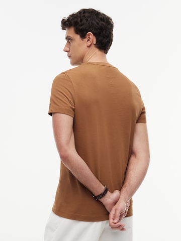 Regular fit Tricou de la TOMMY HILFIGER pe maro