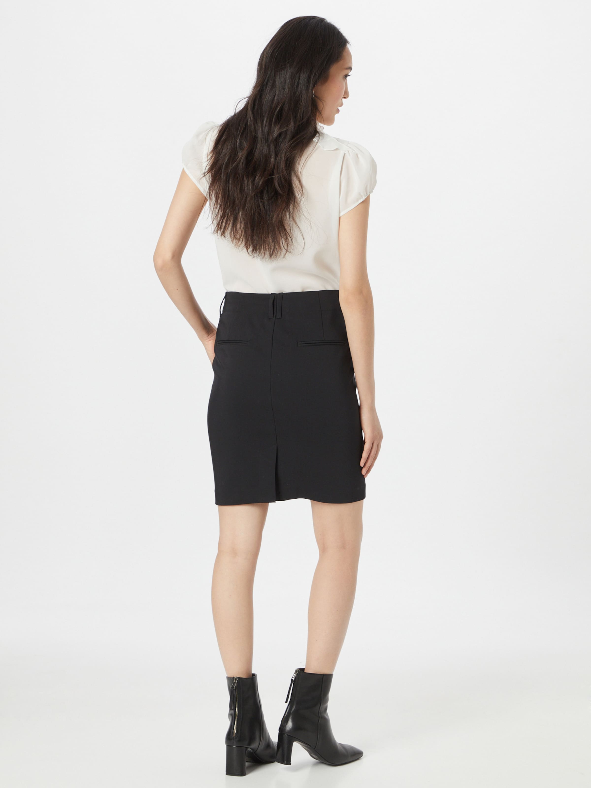 Black express shop skort