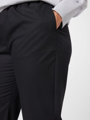 Selected Femme Curve regular Παντελόνι με τσάκιση 'Aletta' σε μαύρο