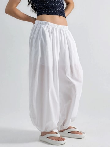 Busem Pants in White: front