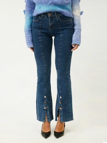 Influencer Flared Jeans in Blau: Vorderseite
