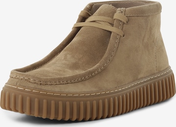 CLARKS Chukka Boots in Beige: front