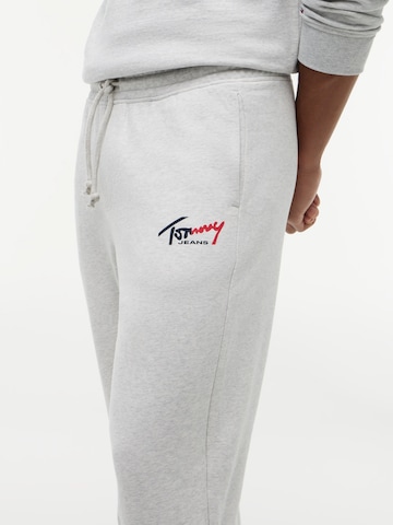 Tommy Jeans Tapered Housut värissä harmaa