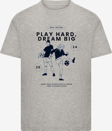F4NT4STIC T-Shirt 'Play Hard Dream Big Goal Getters Edition' in Grau: Vorderseite