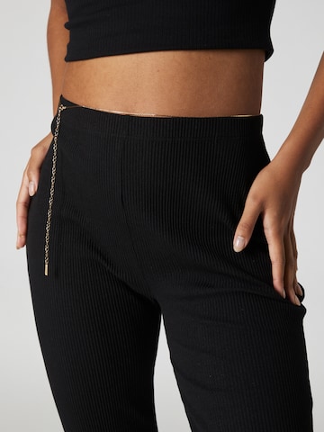 Flared Leggings 'Mina' di A LOT LESS in nero