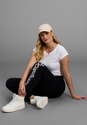 KangaROOS Tapered Workout Pants in Black