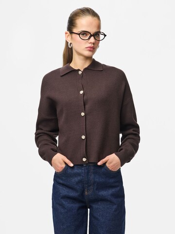 Cardigan 'PCJassy' PIECES en marron : devant
