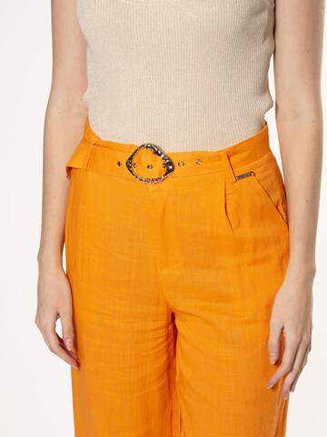 regular Pantaloni con pieghe di Influencer in arancione
