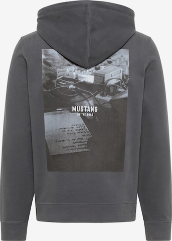 MUSTANG Sweatshirt in Grau