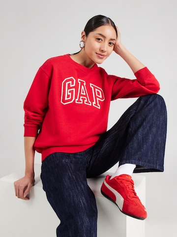GAPSweater majica 'HERITAGE' - crvena boja: prednji dio