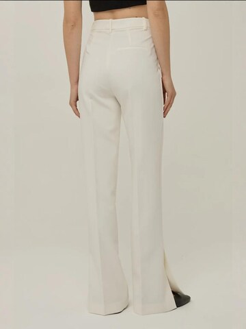 Bootcut Pantaloni con piega frontale di Hiccup in bianco