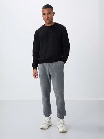 Tommy Life Sweatshirt in Black