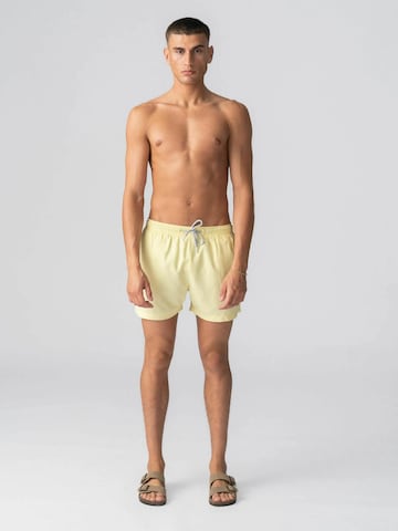 Shorts de bain ' Swimshorts ' TEESHOPPEN en jaune : devant