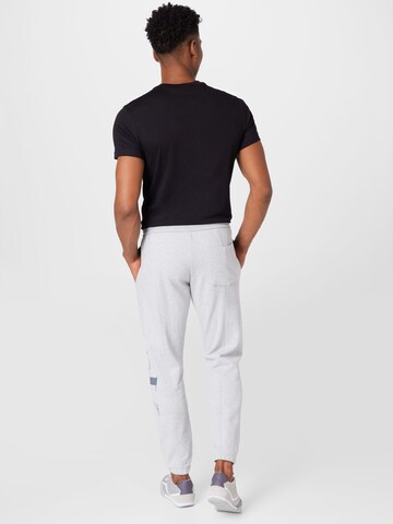 Calvin Klein Jeans Tapered Hose in Grau